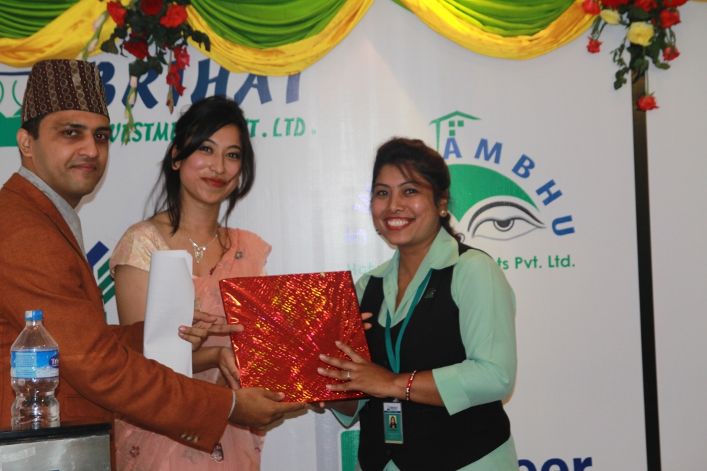 Ms. Rumita won the gift ..